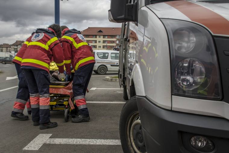 Az ötödik emeletről zuhant ki egy nő