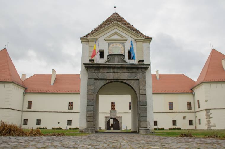 Rekordkísérlet Csíkszeredában is: gyerekeket emelnek a magasba