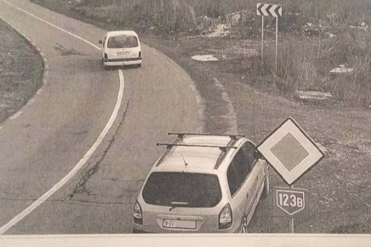 Azonosították az út mellé szórt szemét „gazdáját”