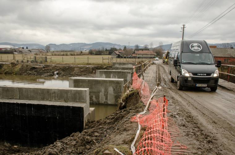 A tartópillérek elkészültek, a munka jövőben folyatódik az Olt-hídnál