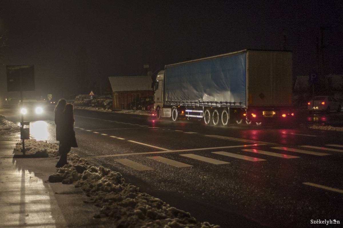 Mindenkinek igaza van. A gyalogátkelőknél mind az autósoknak, mind a gyalogosoknak fokozottabban kell figyelniük •  Fotó: Pinti Attila