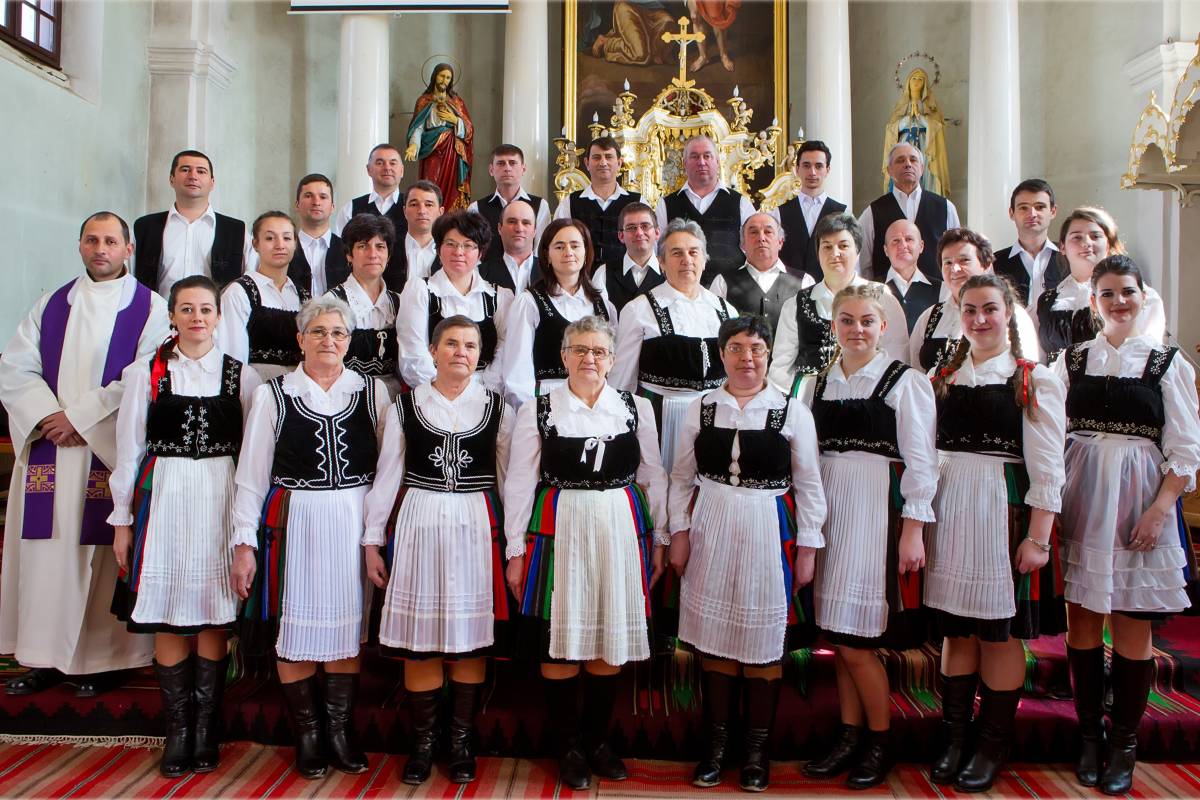 A szervező csíkszenttamási egyházi kórus az idei felcsíki kórustalálkozón 