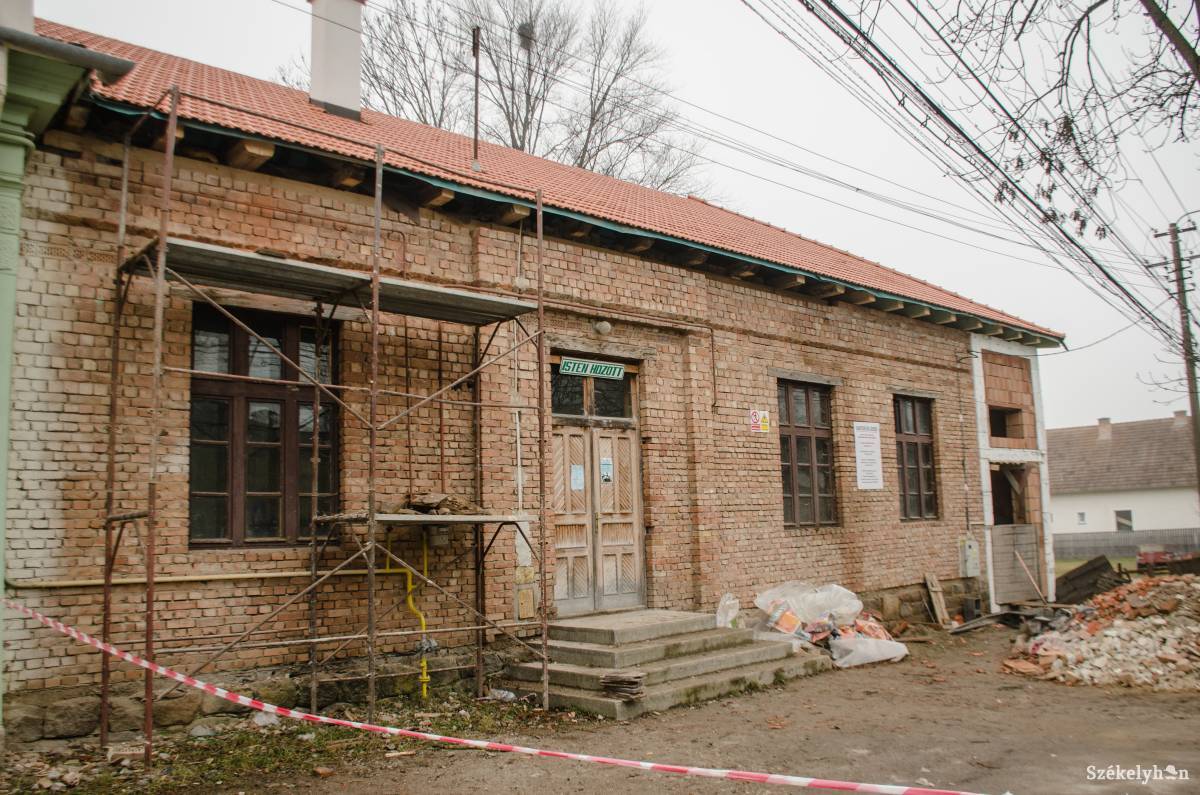 Jó irányba változik a csobotfalvi kultúrház. Korszerűsítés közel ötven év után •  Fotó: Gecse Noémi
