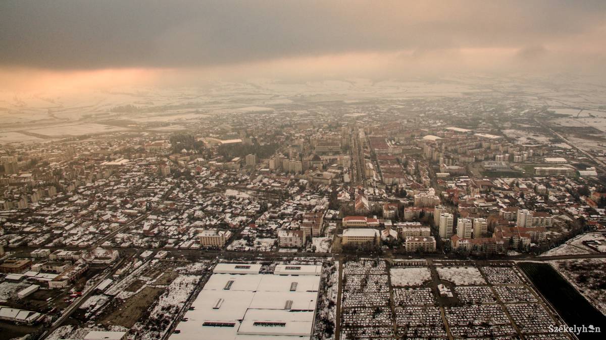 A közjegyzői katalógus megszabja az ingatlanok és területek becsült értékét • Fotó: Farkas Tamás