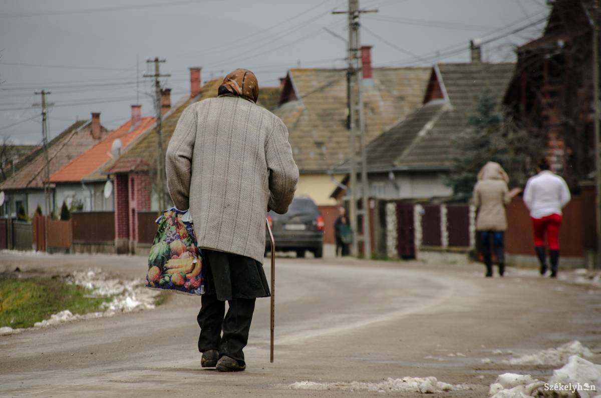 Úton. De vajon kinek mikor ér véget? Illusztráció •  Fotó: Gecse Noémi