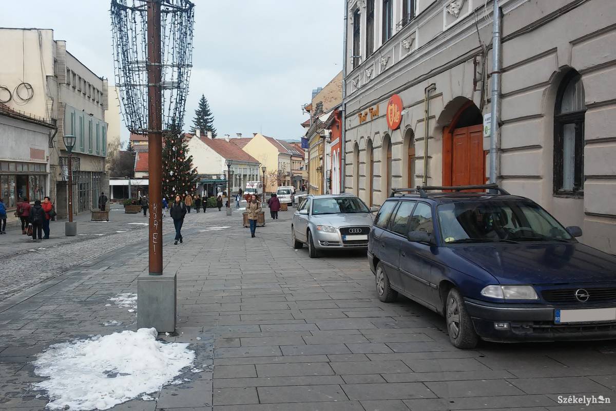 Tilos itt parkolni, és behajtani is csak engedéllyel szabad. Egyeseket ez nem érdekel •  Fotó: Barabás Hajnal
