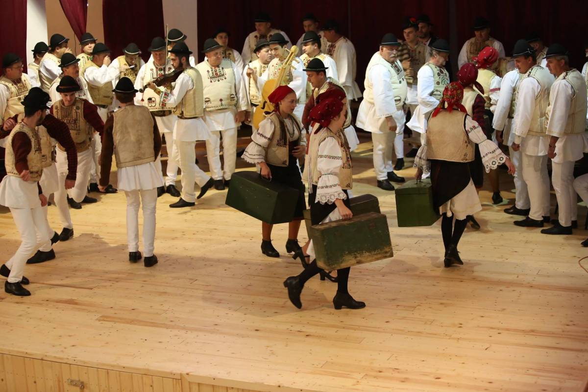 Gyimesi regutabál. Új műsorával készül a pénteki fellépésre a Tartorspart tánccsoport •  Fotó: LK Creativ Art Galéria