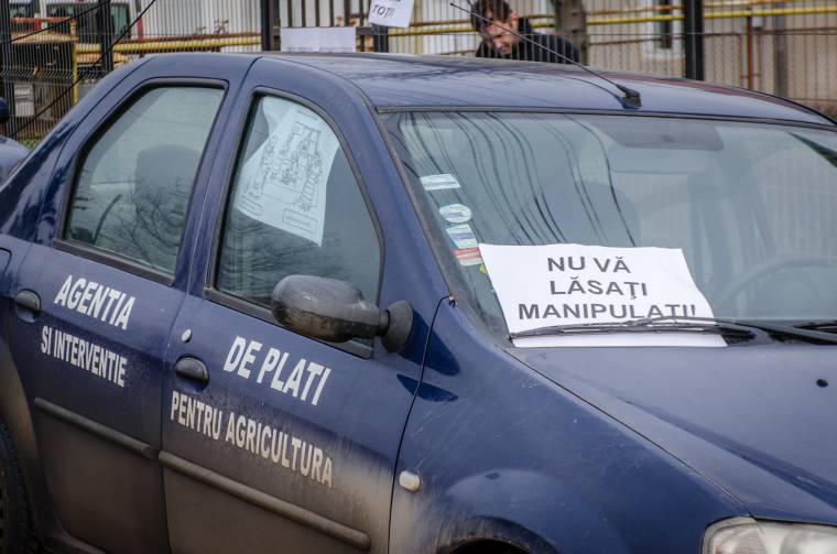 A mezőgazdasági minisztérium székhelye előtt tiltakoznak az APIA alkalmazottai