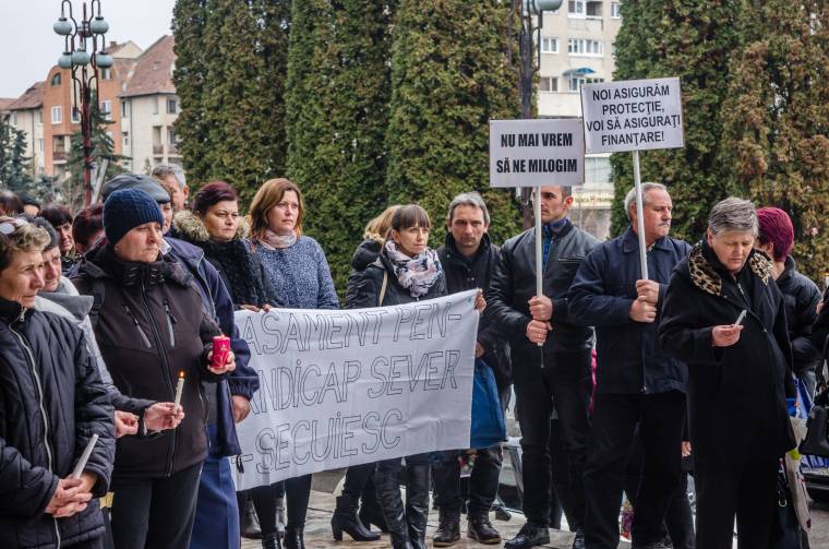 Ismét kifejezték elégedetlenségüket a gyermekvédelmi rendszerben dolgozók Csíkszeredában