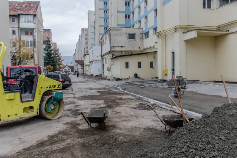 Parkolókat alakítanak ki a pléhgarázsok helyén