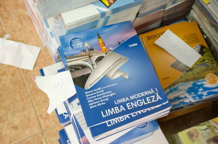 Megfizeti a tankönyvírókat az oktatási minisztérium