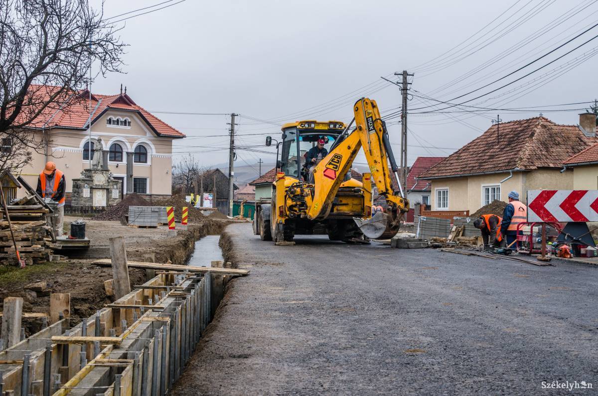 Betonozott sáncokat alakítanak ki Csíkpálfalva központjában. Akadálymentes közlekedés •  Fotó: Sándor Csilla