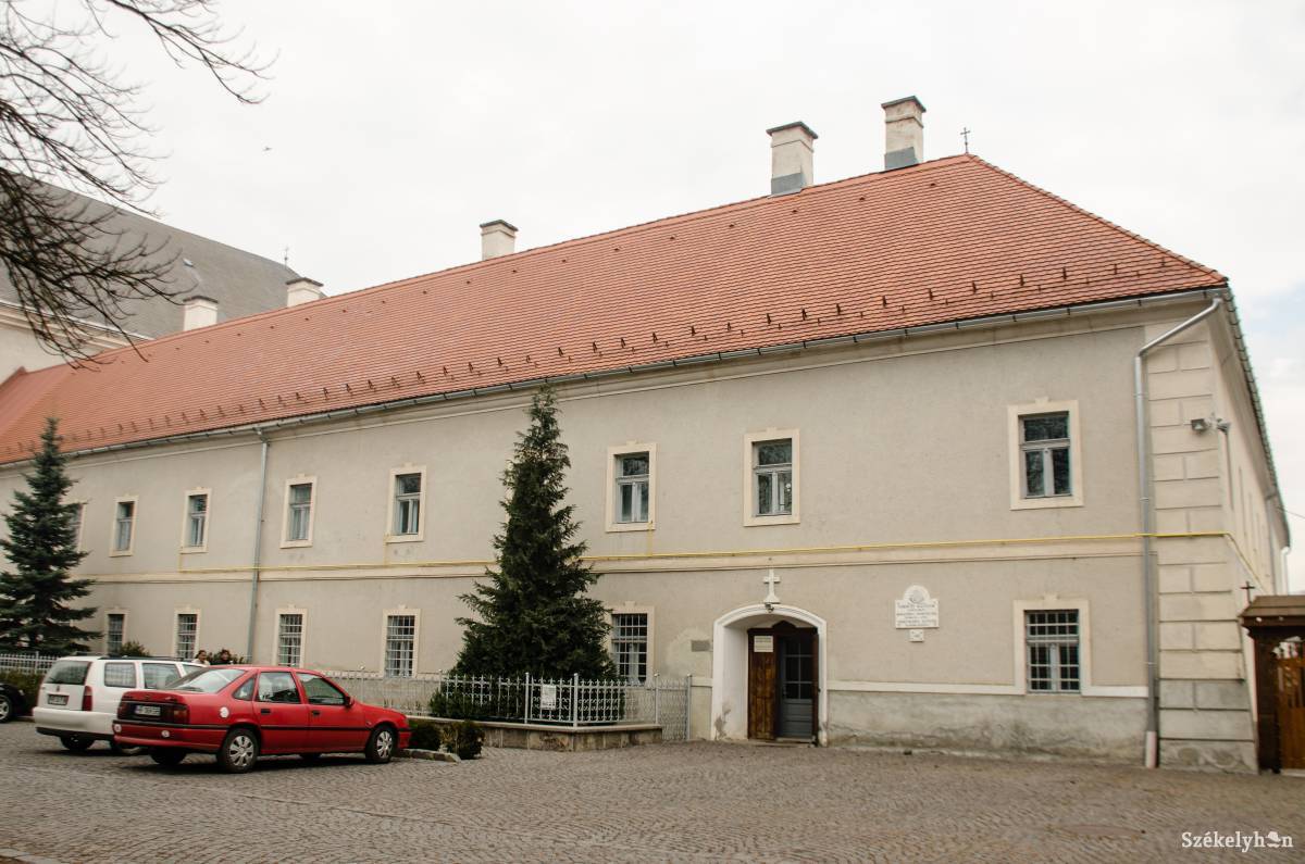 A csíksomlyói ferences kolostor épülete. Útkeresőknek segítenek itt a hétvégén •  Fotó: Gecse Noémi