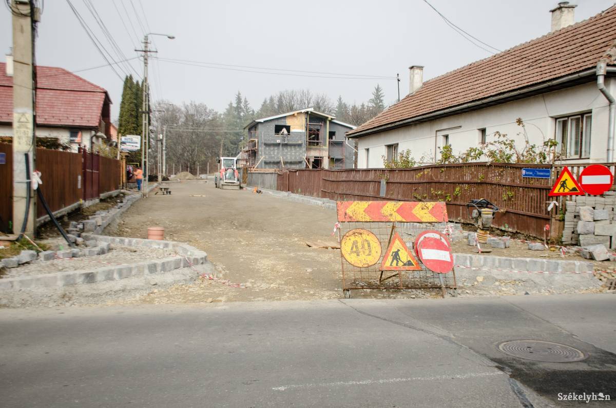 Az Ifjúság utcában napokon belül aszfaltozás kezdődik •  Fotó: Gecse Noémi