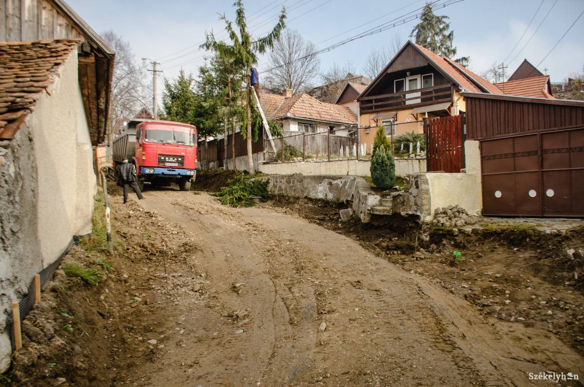 A Kőbánya utcában a meglévő makadámburkolatot ásták fel •  Fotó: Gecse Noémi