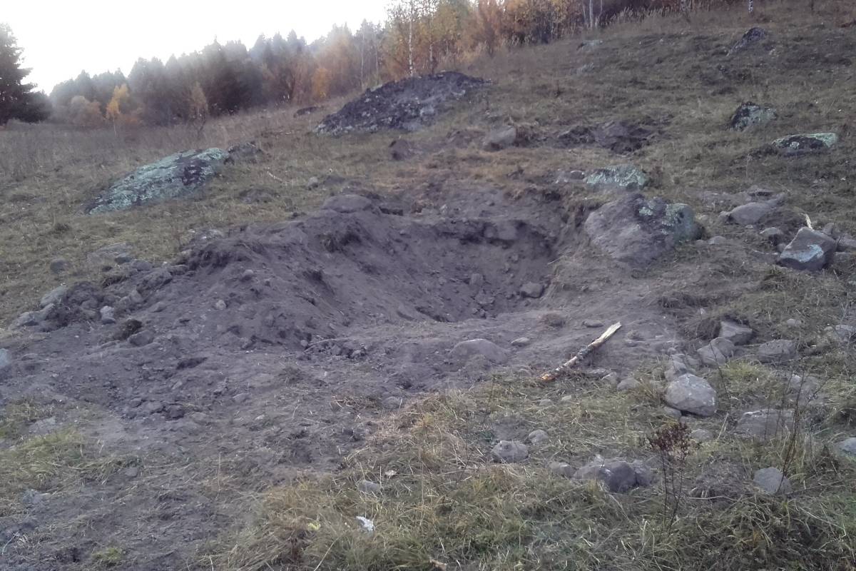 A helyiek által Dinoszauruszkőnek nevezett andezit szikla hűlt helye •  Fotó: Bálint-Bálint Lóránt