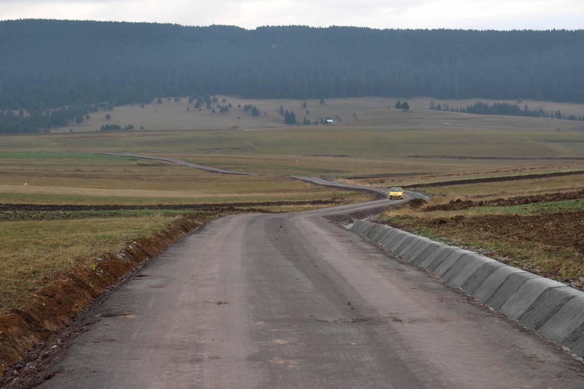 ... és ilyen lett őszre a makadámút •  Fotó: Rédai Botond