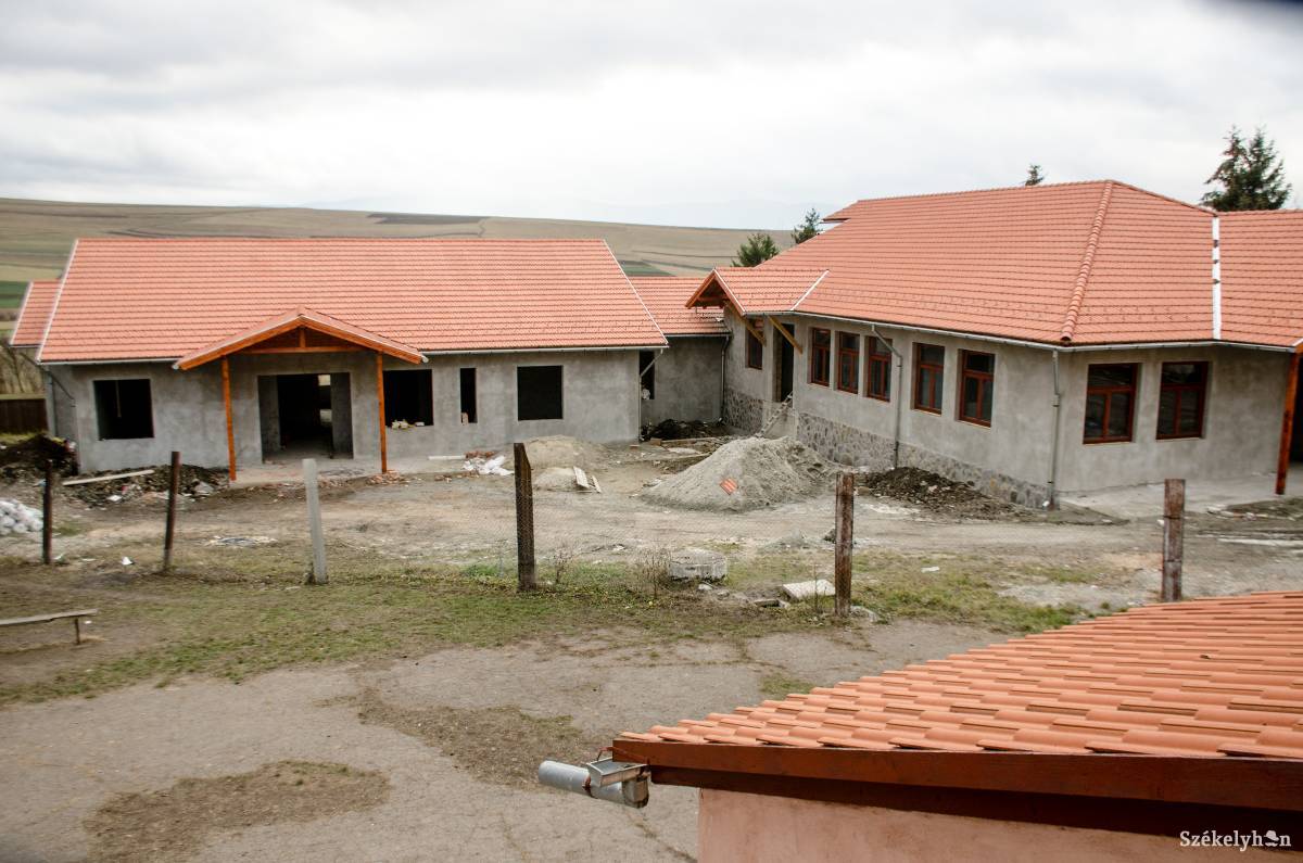 Jelenleg a nyílászárók beszerelésével foglalkoznak a munkások •  Fotó: Gecse Noémi