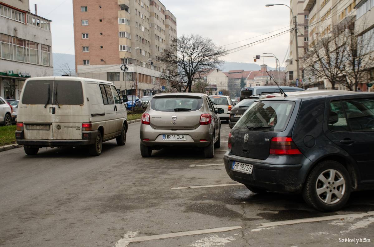 Elegendő számú parkolóhely hiányában sokan a rögtönzött, szabálytalan parkolást választják. Lépne a rendőrség ezügyben is •  Fotó: Gecse Noémi