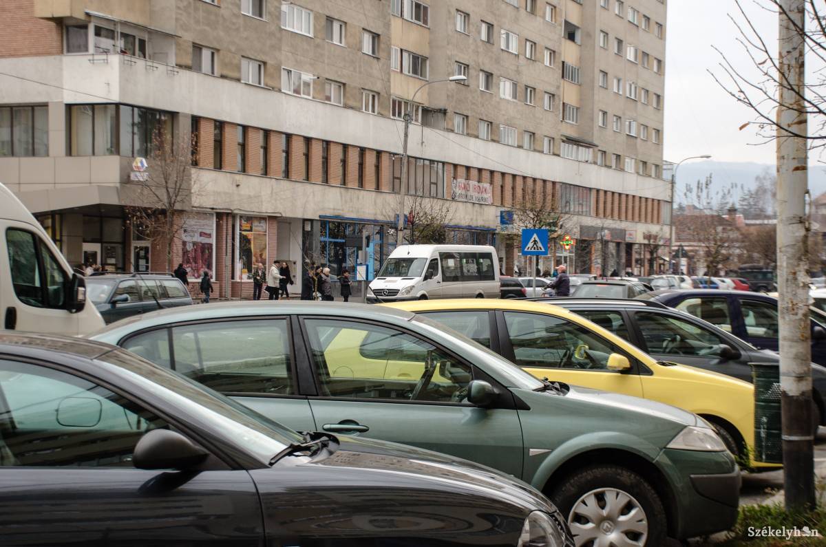 Zsúfoltság a sok autó miatt Csíkszeredában. Észszerűsítené a közlekedést a rendőrség •  Fotó: Gecse Noémi