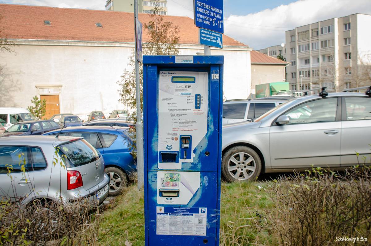 Üzemen kívüli parkolóautomata Csíkszeredában. Adósságot is termelő beruházás •  Fotó: Gecse Noémi