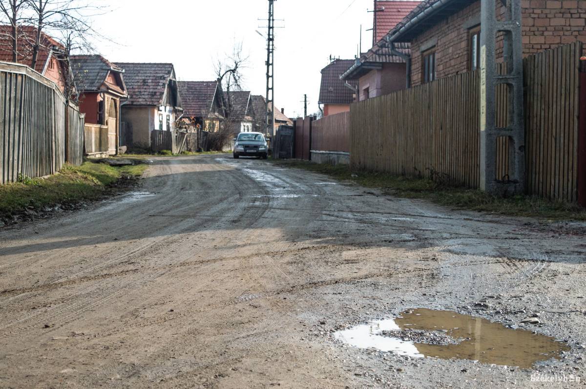 Útfelújításra készülnek a Bogát térségben. A beruházás végén Csíkrákos minden utcáját aszfalt fogja borítani •  Fotó: Sándor Csilla