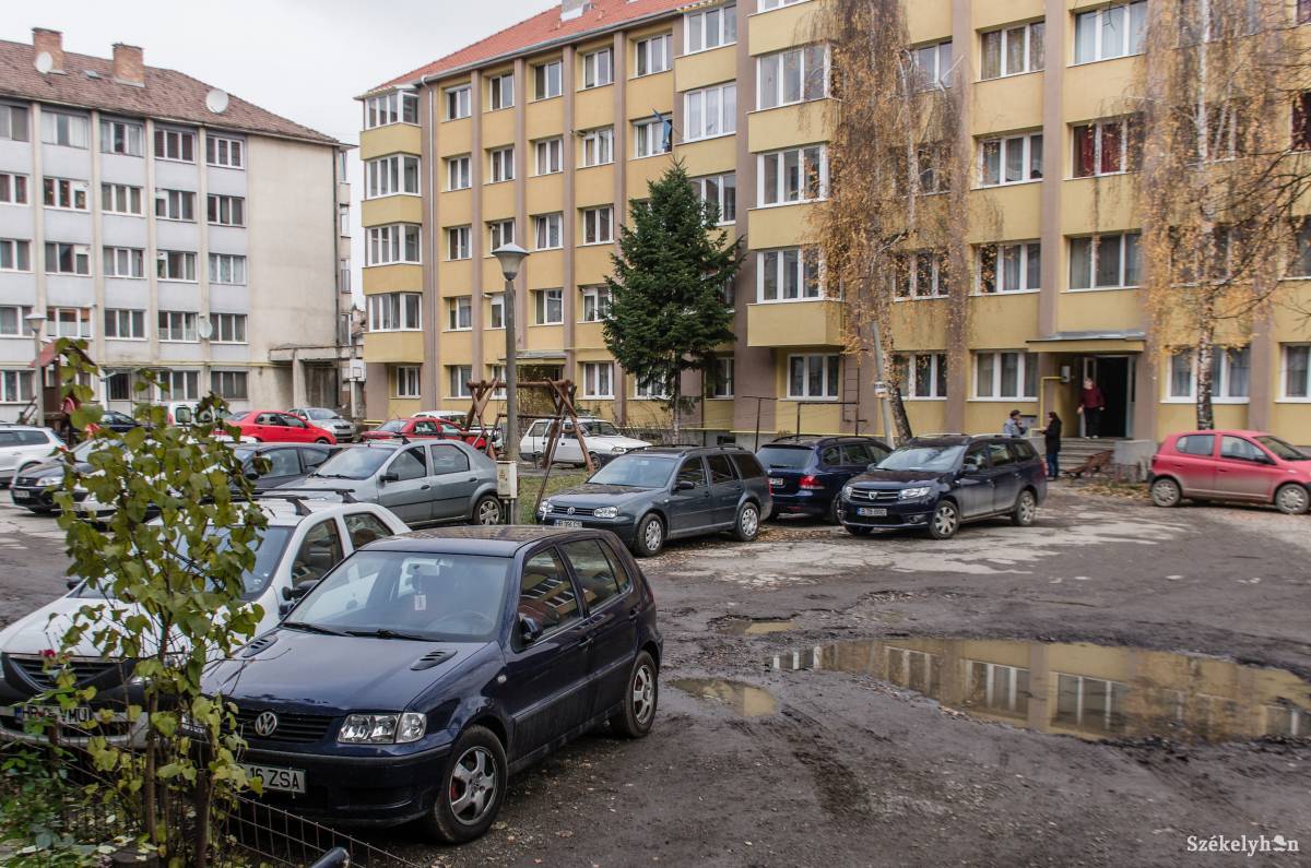 Meglehetősen elhanyagolt állapotban a lakóövezet infrastruktúrája. Új „köntöst” kaphat •  Fotó: Sándor Csilla