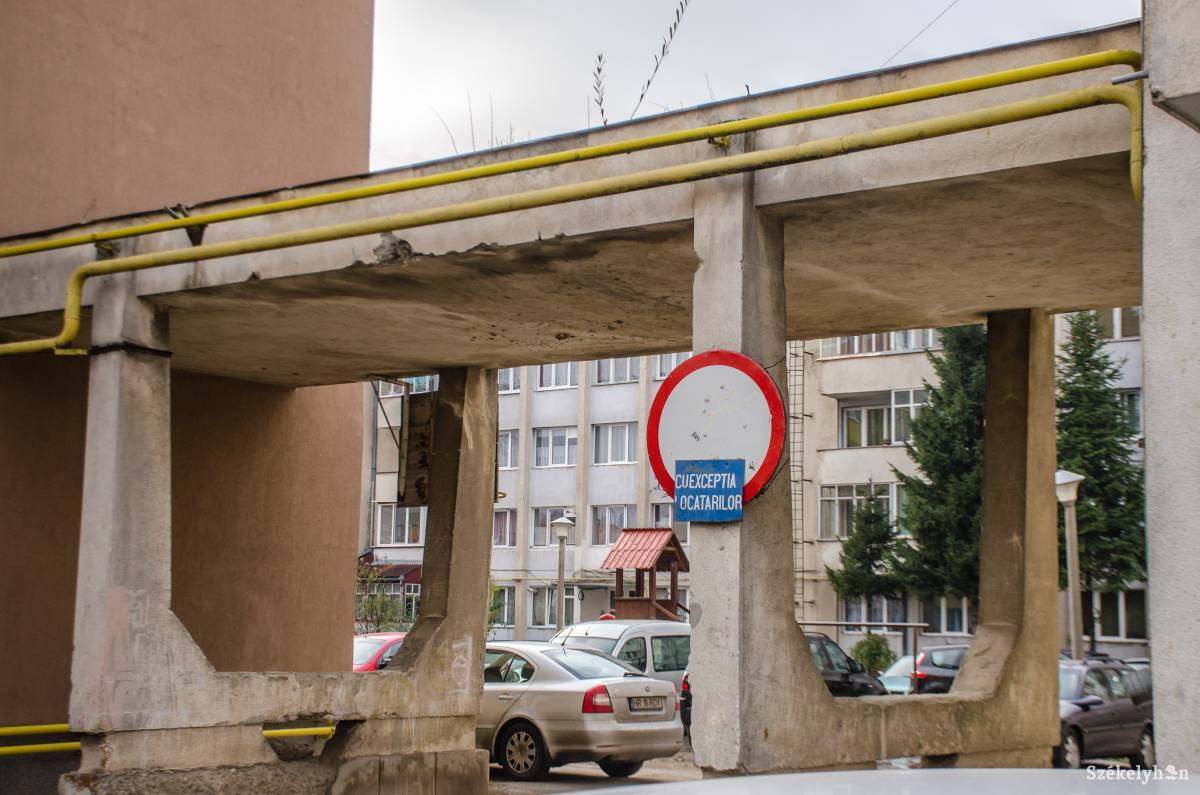 Lebontatnák a lakók a lakóövezet bejáratánál lévő „kapuépítményt” •  Fotó: Sándor Csilla
