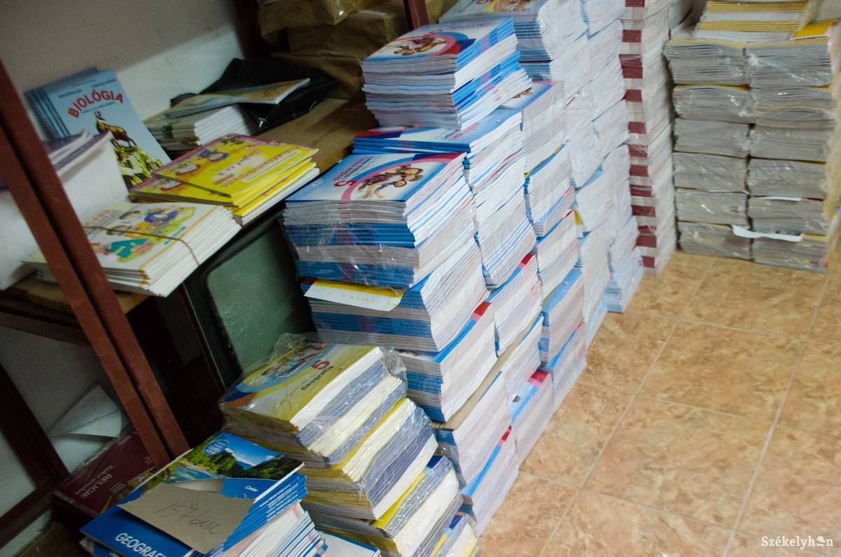 Vége a visszás helyzetnek. Újra lesz minden tárgyból tankönyvük az iskolásoknak. Képünk illusztráció •  Fotó: Gecse Noémi