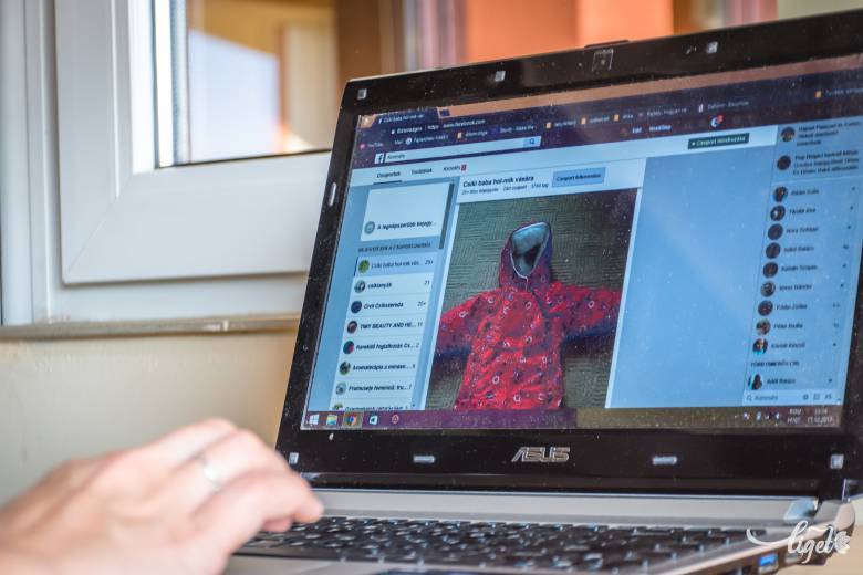Vásárolni, egyeztetni a virtuális térben •  Fotó: Sándor Csilla