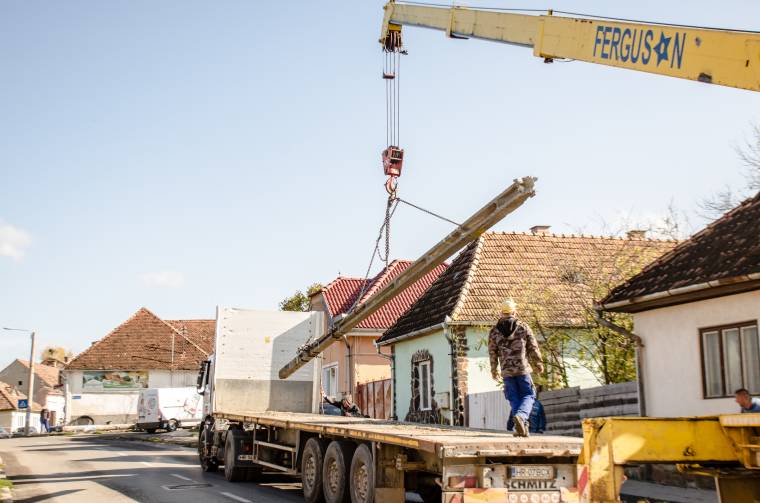 Egy korszak vége: eltűnnek a betonoszlopok a csíkszeredai Szék útján