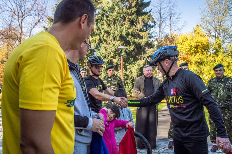 A Közel-Keleten megsérült katonákért szaladnak és kerékpároznak