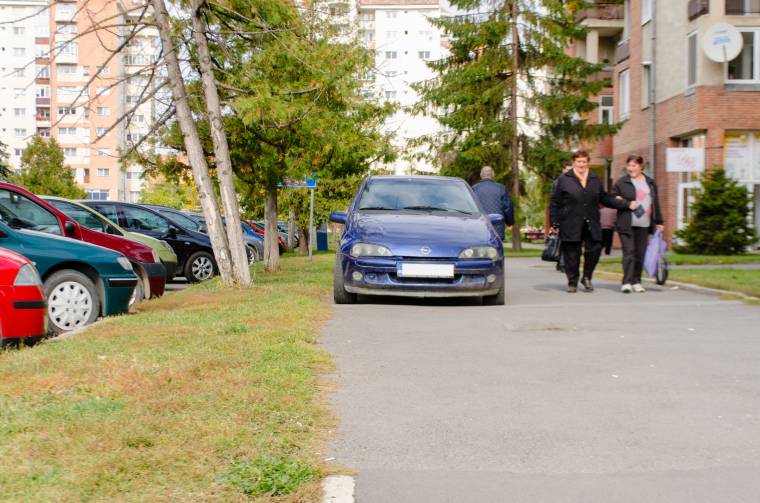 Díjmentesség miatt, következetes rendőri közbelépés hiányában továbbra is a káosz az úr