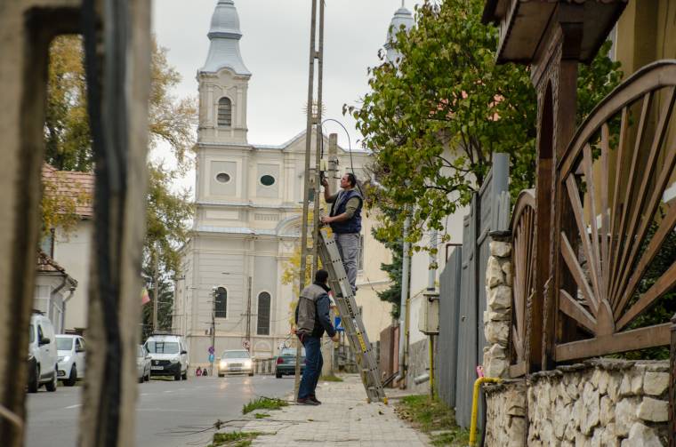 Szélmalomharc a kábelrengetegek ellen – a föld alá száműznék a vezetékeket, de még messze állnak ettől az erdélyi városok