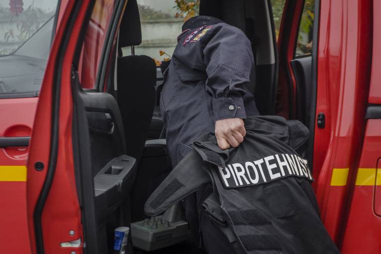 Közúti balesetekhez és kiásott kézigránáthoz riasztották a tűzoltókat