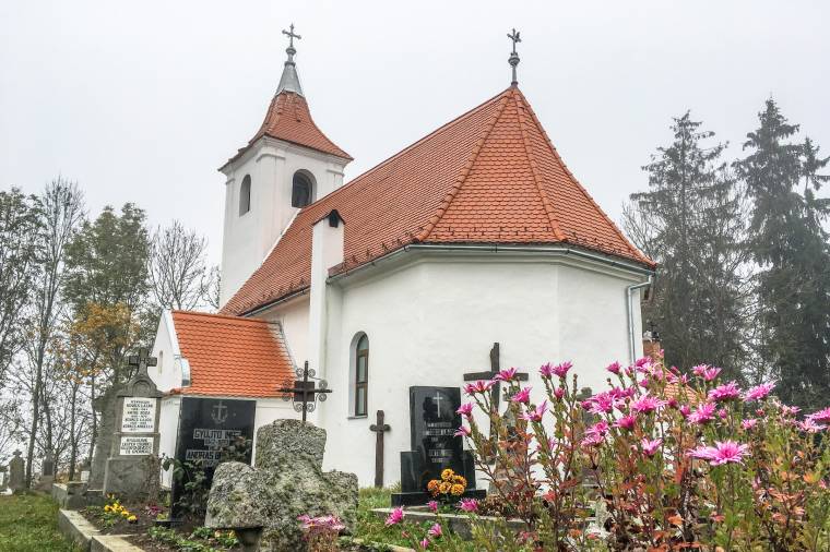 Több munkálat is folyamatban van a csíkverebesi templomban