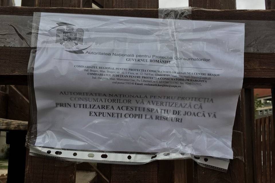 Fogyasztóvédelmi figyelmeztetés az egyik játszótéren •  Fotó: Civil Csíkszereda / Facebook