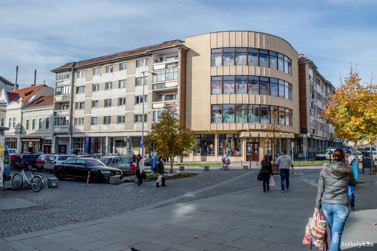 Összefüggő épületsor üzlettel, magánházakkal a Gál Sándor utcában. Nem pályázhatnak •  Fotó: Sándor Csilla