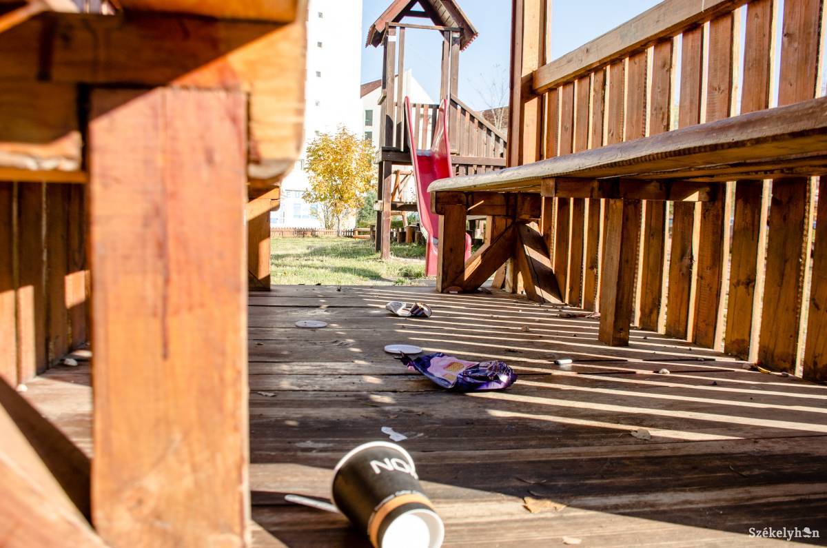 Az egyik csíkszeredai játszótéren. Nappal a kicsiké, este és éjszaka a nagyobbak találkozási helye •  Fotó: Gecse Noémi