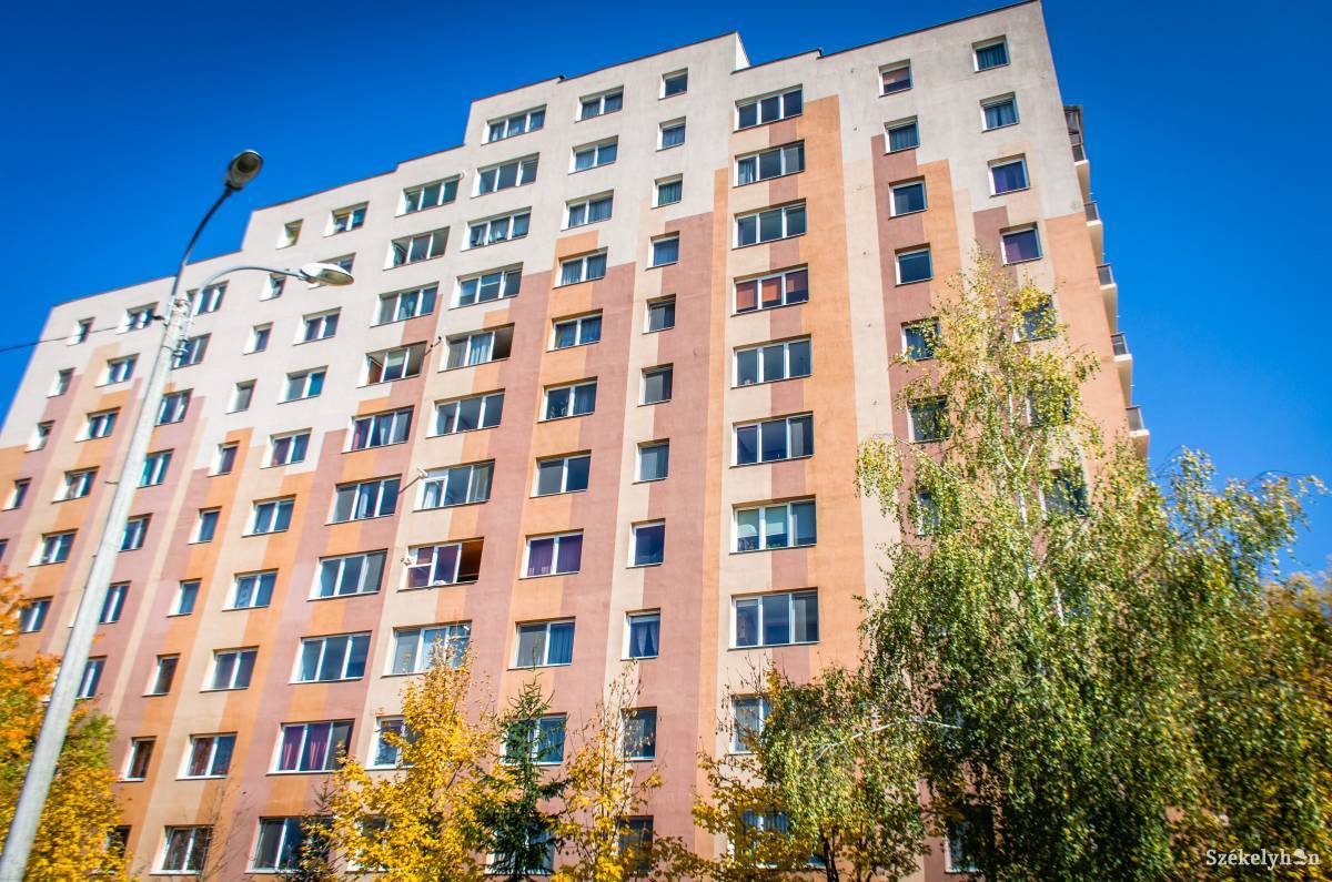 Közeleg a tél, és a lakók nem tudják, szükséges lesz-e gázcső cseréjére a tömbházban •  Fotó: Sándor Csilla