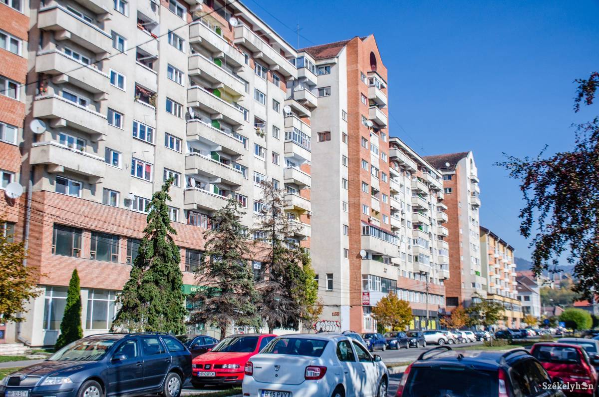 Hőszigetelés nélkül marad a csíkszeredai Kossuth Lajos utcai tömbházsor •  Fotó: Sándor Csilla