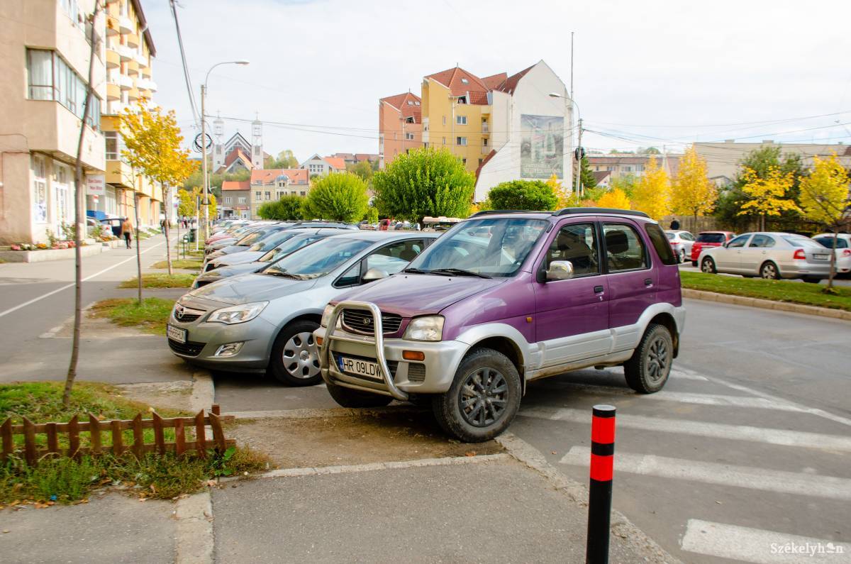 Szabályozni szeretné a közterületi parkolást Csíkszeredában a polgármesteri hivatal •  Fotó: Gecse Noémi