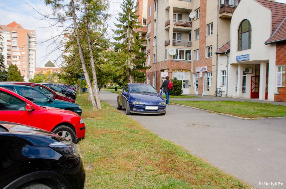 A tulajdonos „nehéz tárgyat hoztam a közeli üzletbe” kifogással mentegetőzött, amikor meglátta, hogy fotózzuk az autóját •  Fotó: Gecse Noémi