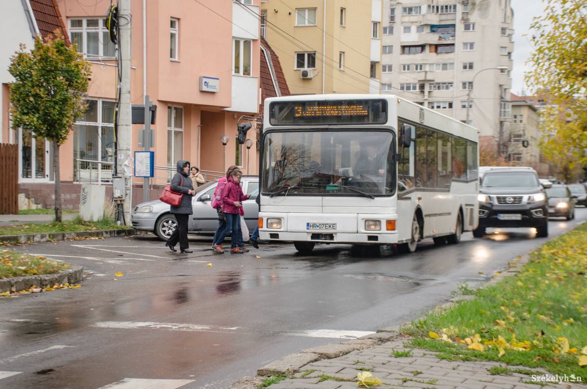 Az autósokon is sok múlik. A csíkszeredai Kossuth Lajos utcában foglalt a buszmegálló, ezért a busz kényszerből az úton veszi fel utasait, forgalmi dugót okozva •  Fotó: Gecse Noémi