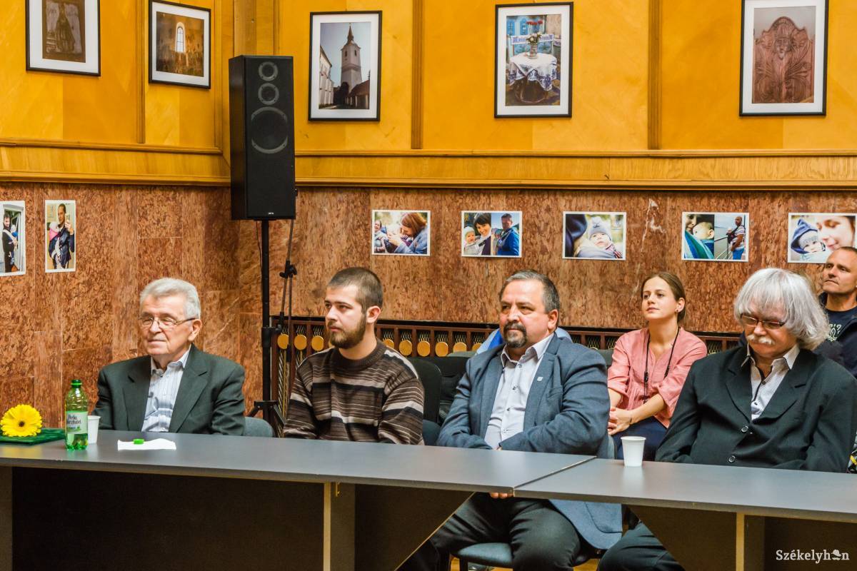 A Székelyföld folyóirat díjazottai. Nyelvész, költő, történész, író kapta az elismerést •  Fotó: Sándor Csilla