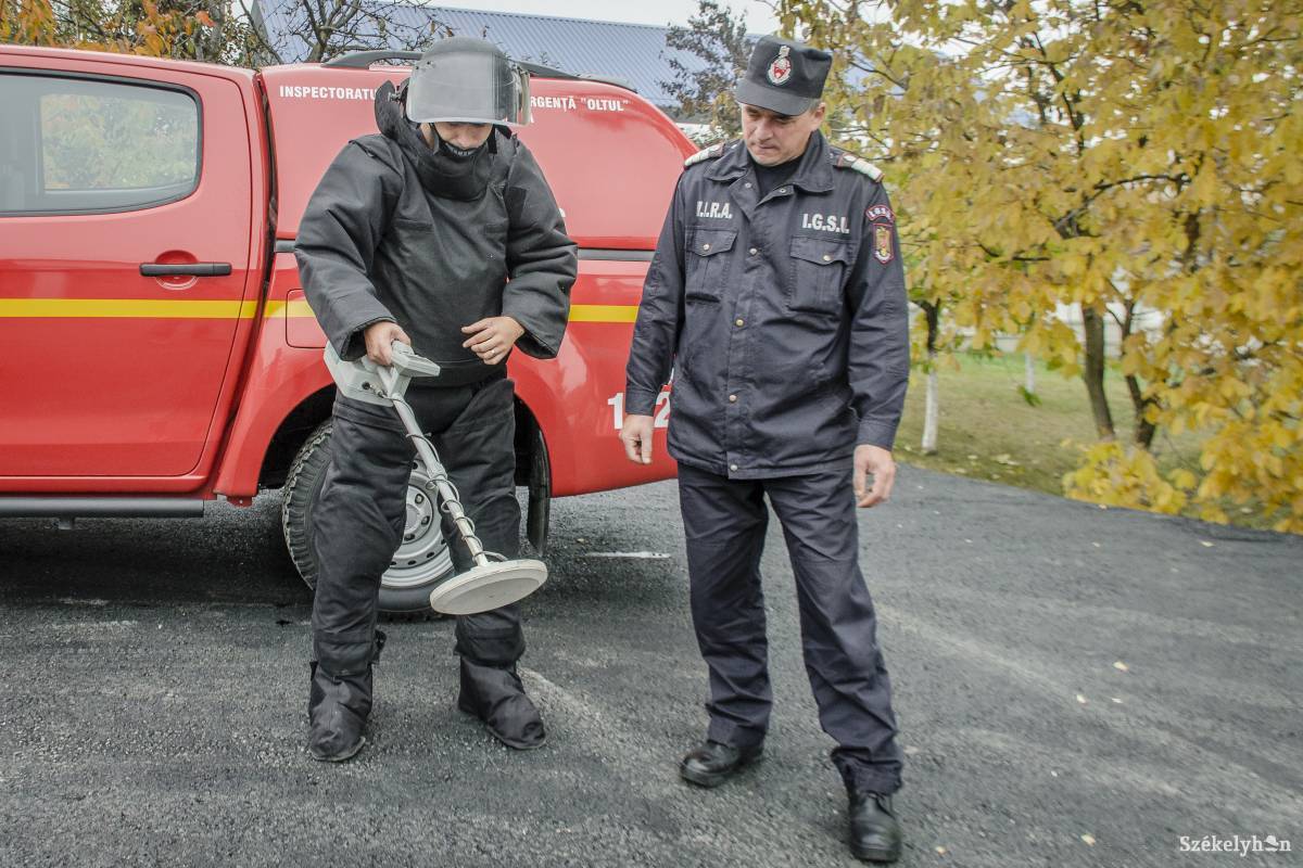 Fémkeresővel kutatják fel azoknak a területeknek a környékét, ahol robbanóeszközt találtak •  Fotó: Pinti Attila