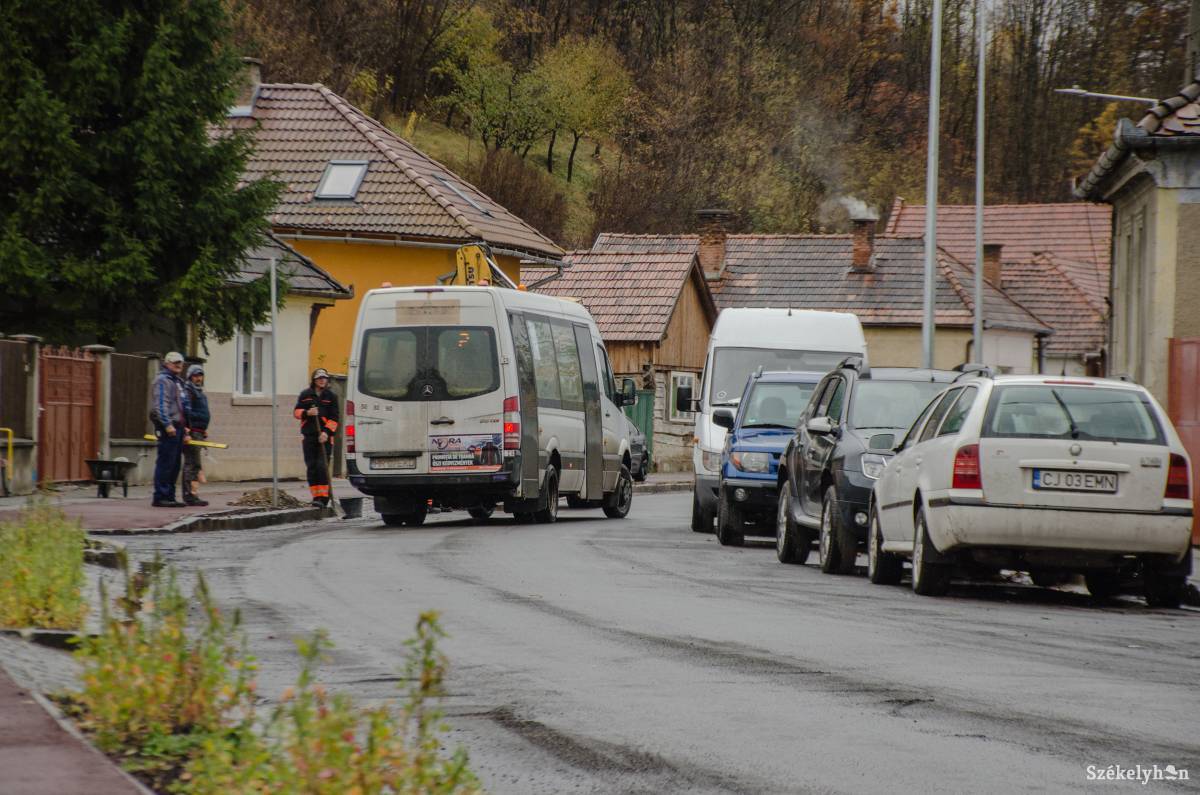 Nem volt hely útszéli parkolóhelyekre, de a megállást nem tiltják •  Fotó: Gecse Noémi