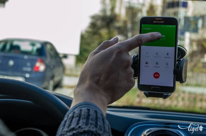 Csak egy gombnyomás. Amióta mobiltelefon van, a férfiak is gyakrabban telefonálnak •  Fotó: Sándor Csilla