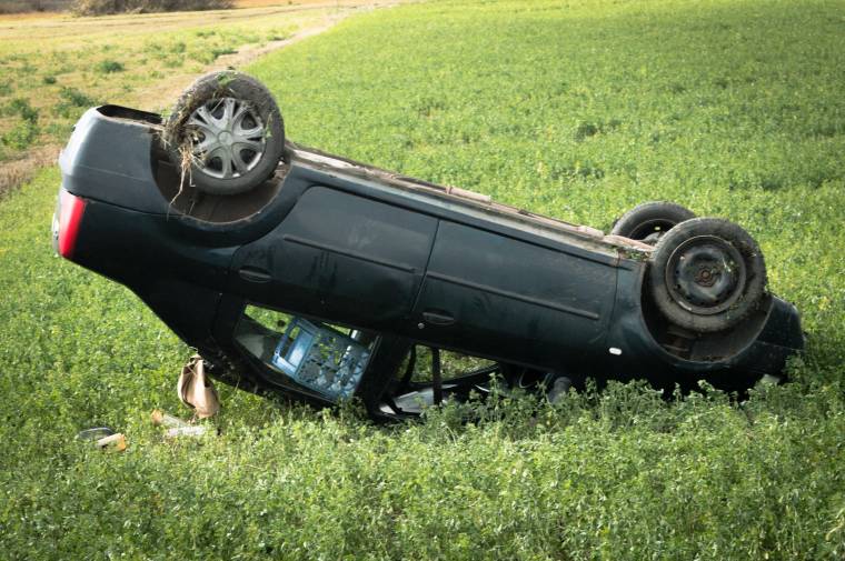 A mezőn állt meg a felborult autó