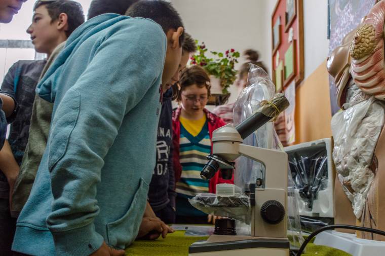 Csillagokat és sejteket is vizsgálhatnak a kozmási diákok